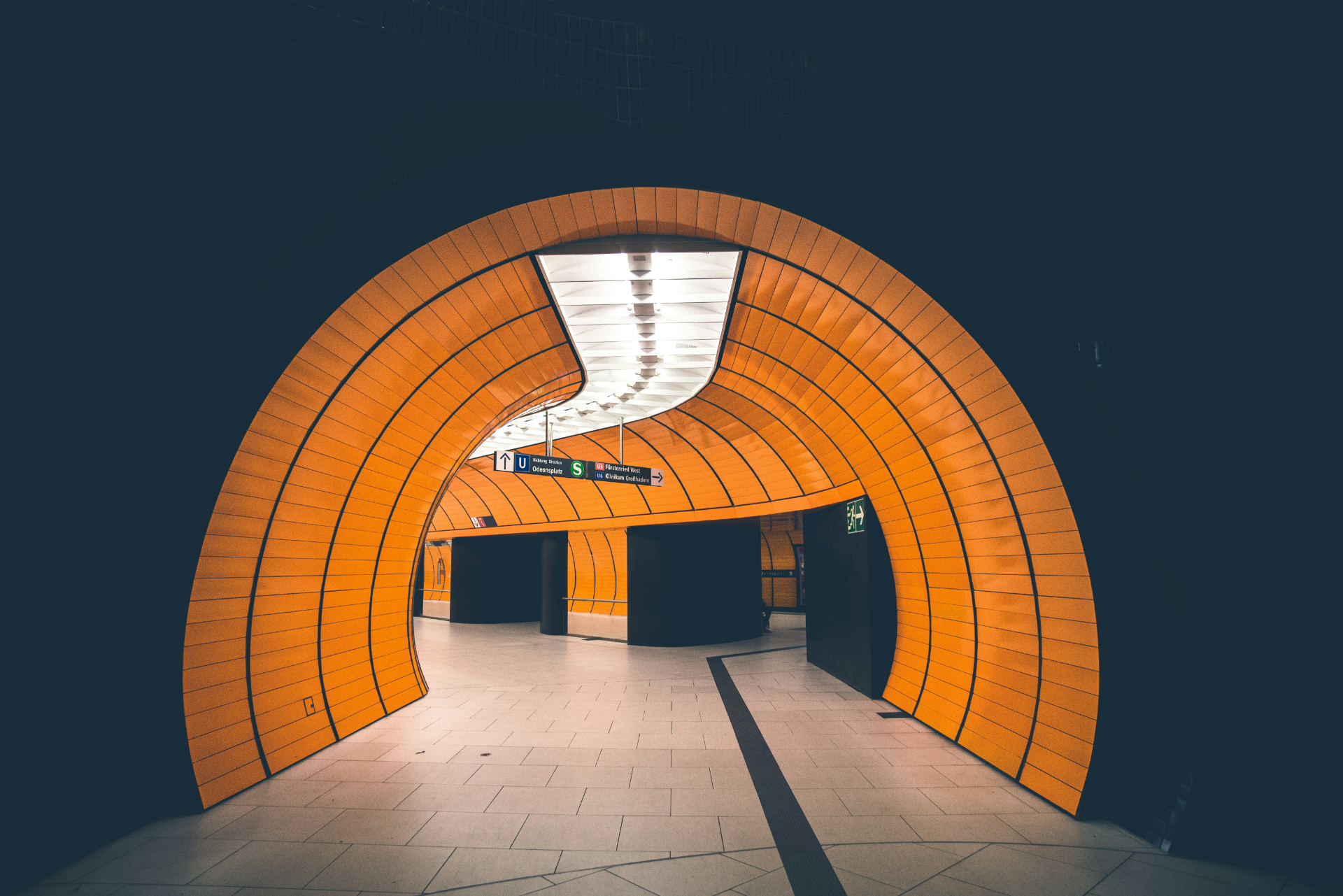 Röhrenförmiger, organger Tunnel